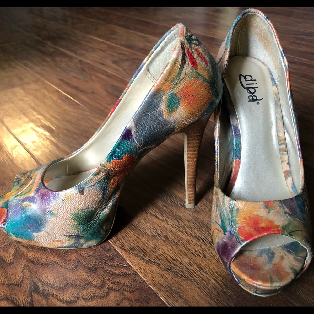 Watercolor Peep-Toed Pumps. Size 7.5